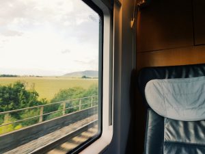 Podróżowanie koleją – zalety i wady