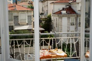 Balkon mieszkania które oferuje couchsurfing