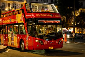 Czerwony bus turystyczny w Sajgonie czeka na wycieczkę