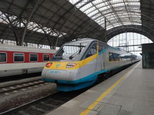 Podróż pociągiem przez malownicze krajobrazy - najpiękniejsze trasy.