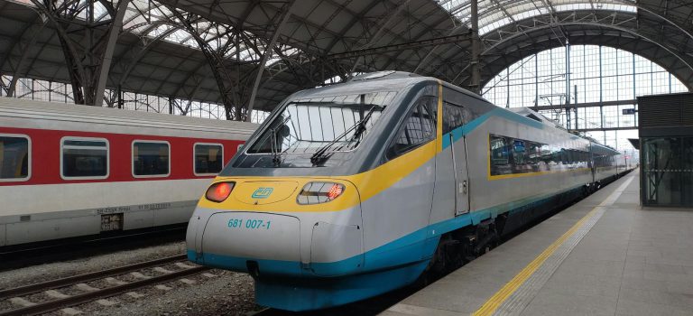 Podróż pociągiem przez malownicze krajobrazy - najpiękniejsze trasy.