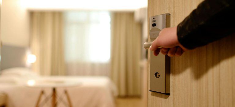 Poradnik podróżnika: Jak wybierać najlepsze oferty na noclegi online?