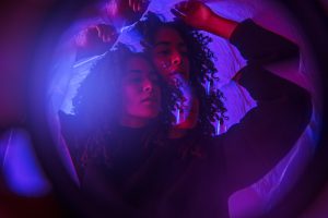 Ekskluzywna kolacja body sushi Cracow w klubowym wnętrzu pełnym zmysłowej atmosfery i nastrojowego światła.