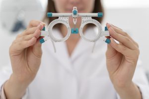 Mały pacjent w gabinecie okulisty – sprawdź, jak wyleczyć krótkowzroczność u dzieci skutecznie i bezpiecznie.